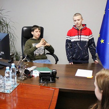 Ósmoklasiści zawitali do urzędu. Wspólne zwiedzanie