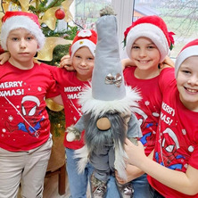 Choinka, dekoracje i wyjątkowy gość. Świątecznie w Kosowie