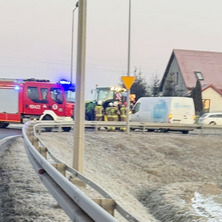Zderzenie dwóch osobówek. Pas ruchu zablokowany