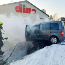 Płonął samochód osobowy. Akcja przy supermarkecie