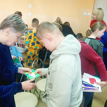 Niespodzianka dla seniorów. Recytacja wierszy i wspólny śpiew