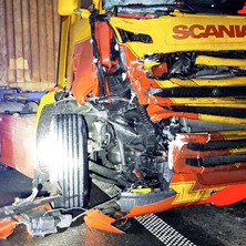 Zderzenie Scanii z busem. Jedna osoba poszkodowana