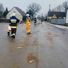 Zagrożenie dla kierowców. Interweniowali strażacy