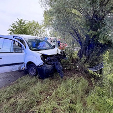 Uderzył w drzewo. Wieczorne działania służb
